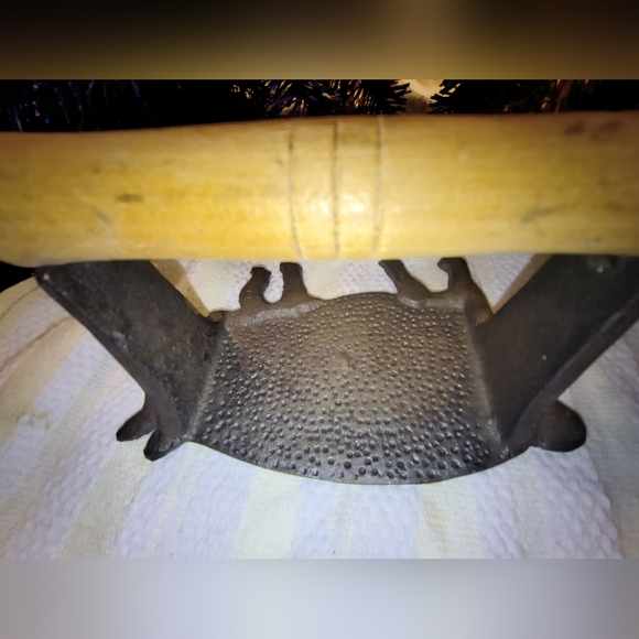 Cast Iron Pig Wooden Handle Bacon Press - Picture 5 of 6